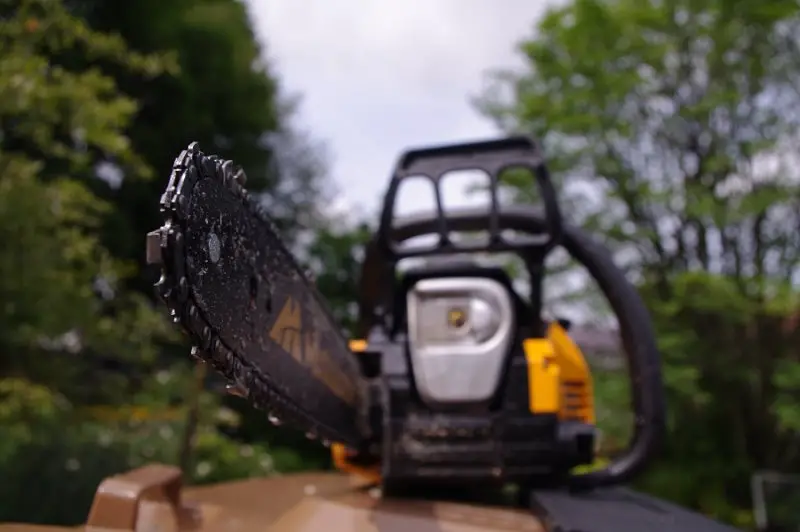 store a chainsaw without bar oil leaking