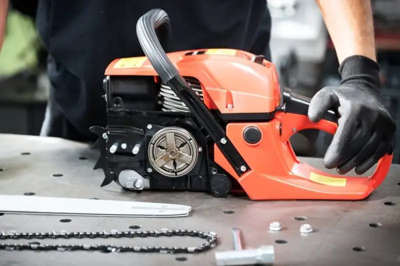 How to Clean a Chainsaw Carb