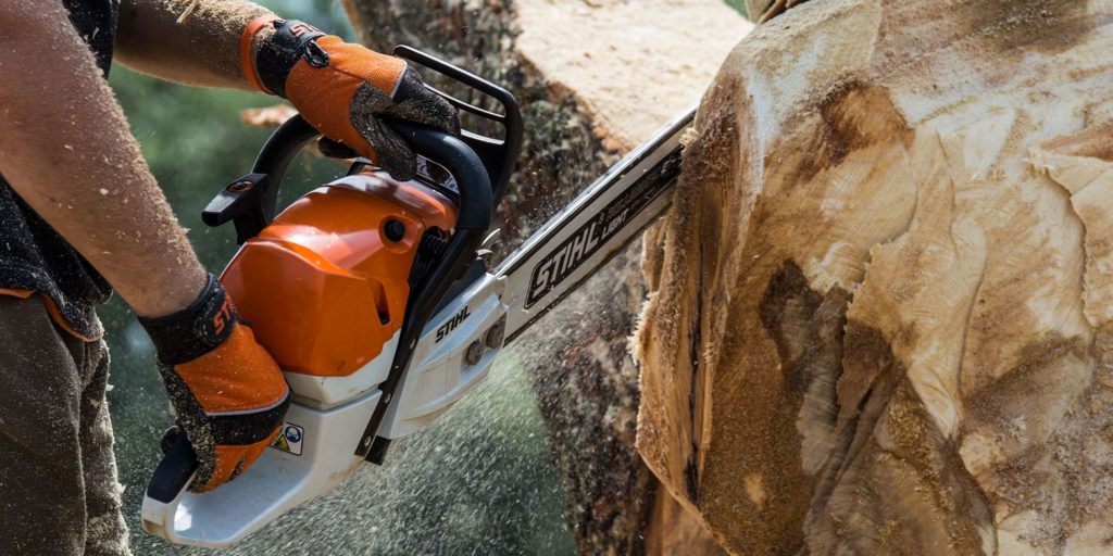 Chainsaw burning the wood : 8 Causes and solutions 