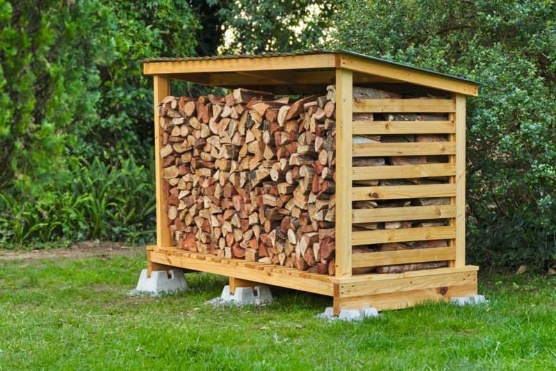 How to store firewood to avoid termites: just split the wood